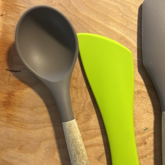 5 piece Silicone Kitchen bundle: scrapers & spoons - Picture 3 of 5